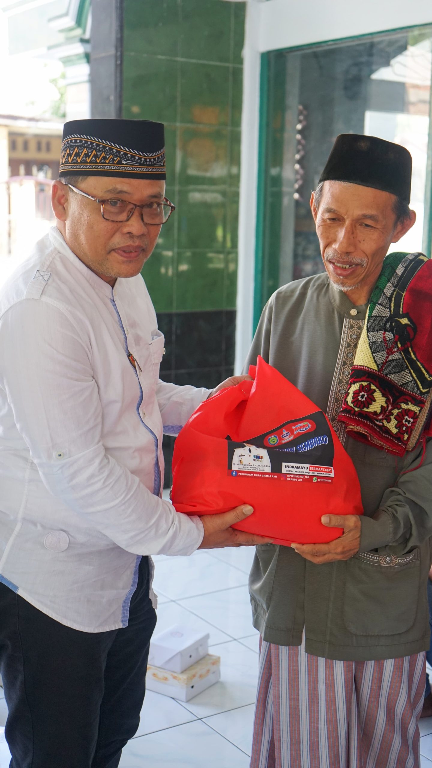 Perumdam Tirta Darma Ayu Laksanakan Giat Jumat Berkah Sesuai Arahan Bupati Indramayu