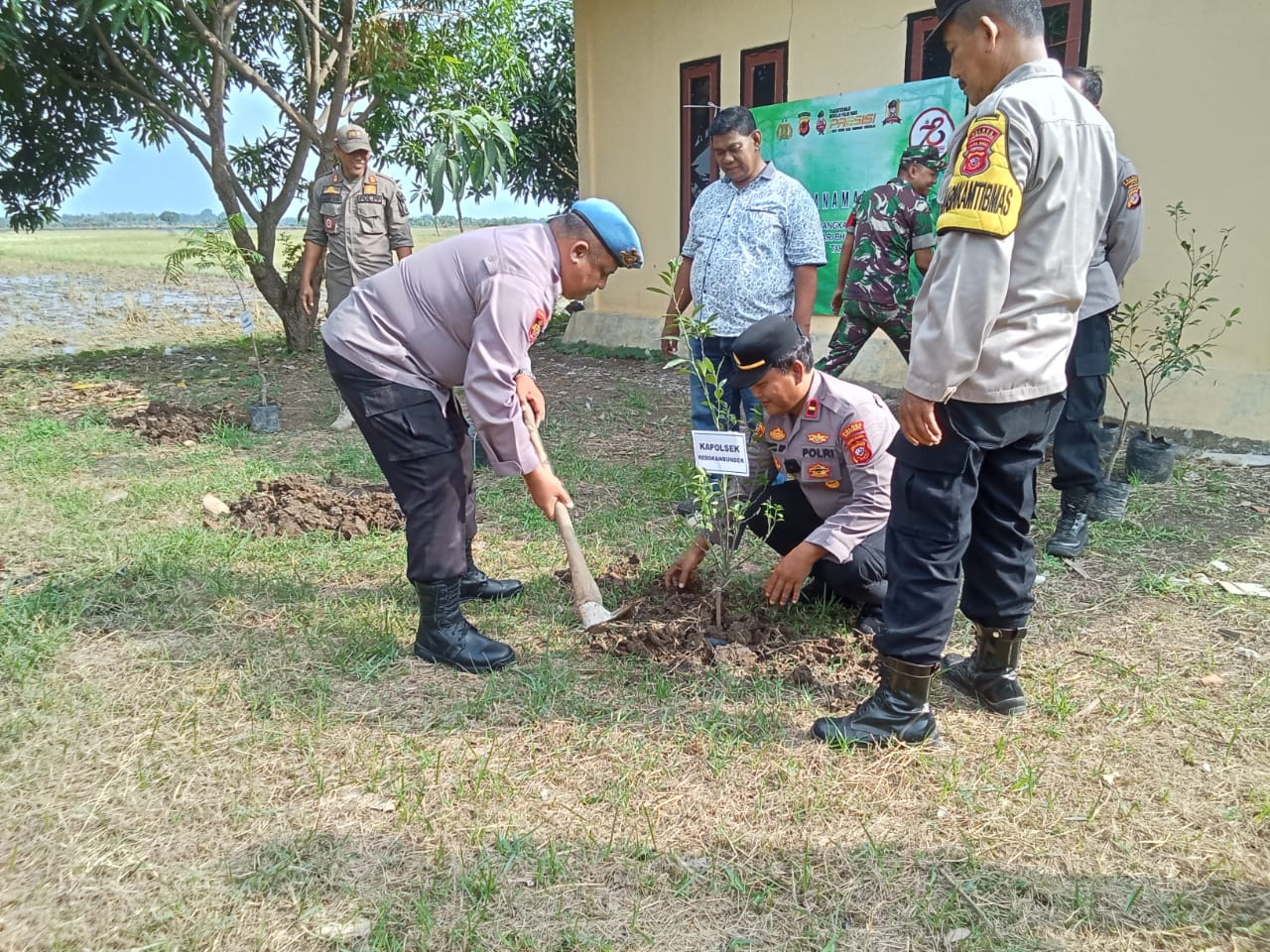 Warnai Hari Bhayangkara Ke 78 Polsek Kedokanbunder Laksanakan Giat Penanaman Pohon