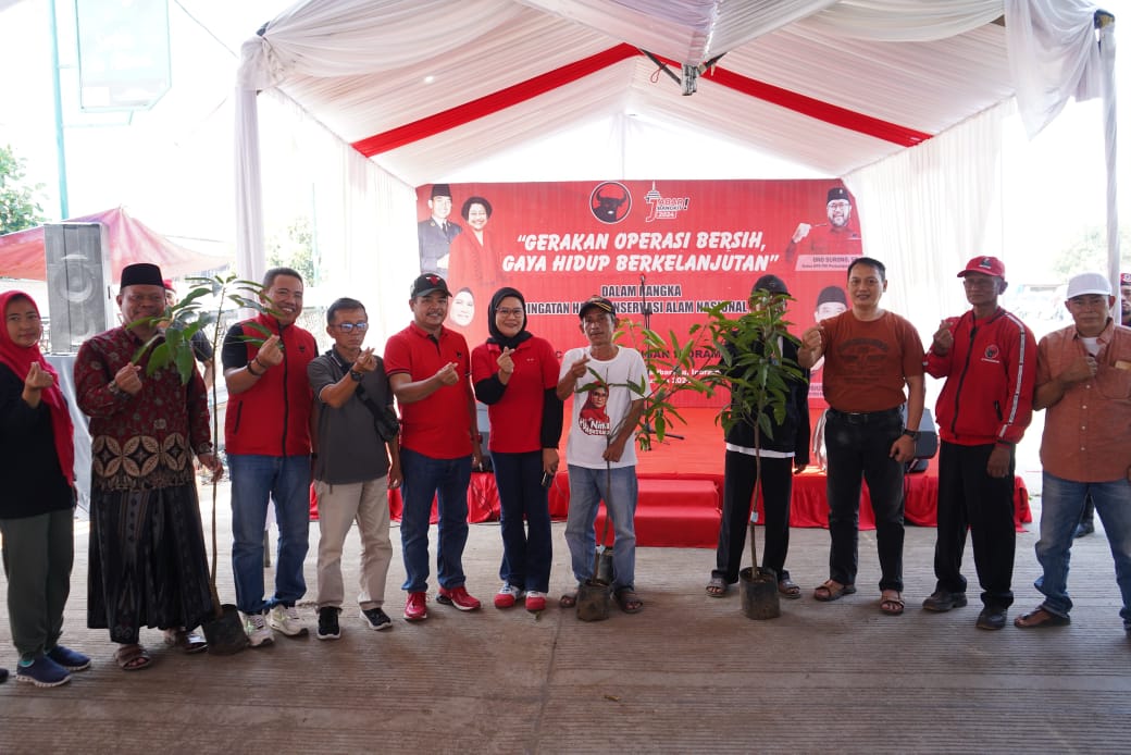 Hari Konservasi Alam Nasional, Kader PDI Perjuangan Indramayu Turun Bersihkan Sungai