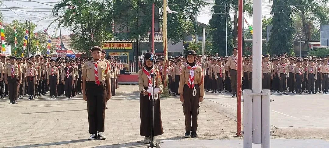 Camat Juntiyuat Pimpin Upacara HUT Pramuka Ke – 63 Tahun 2024 Di Halaman Balai Desa Junti Kebon