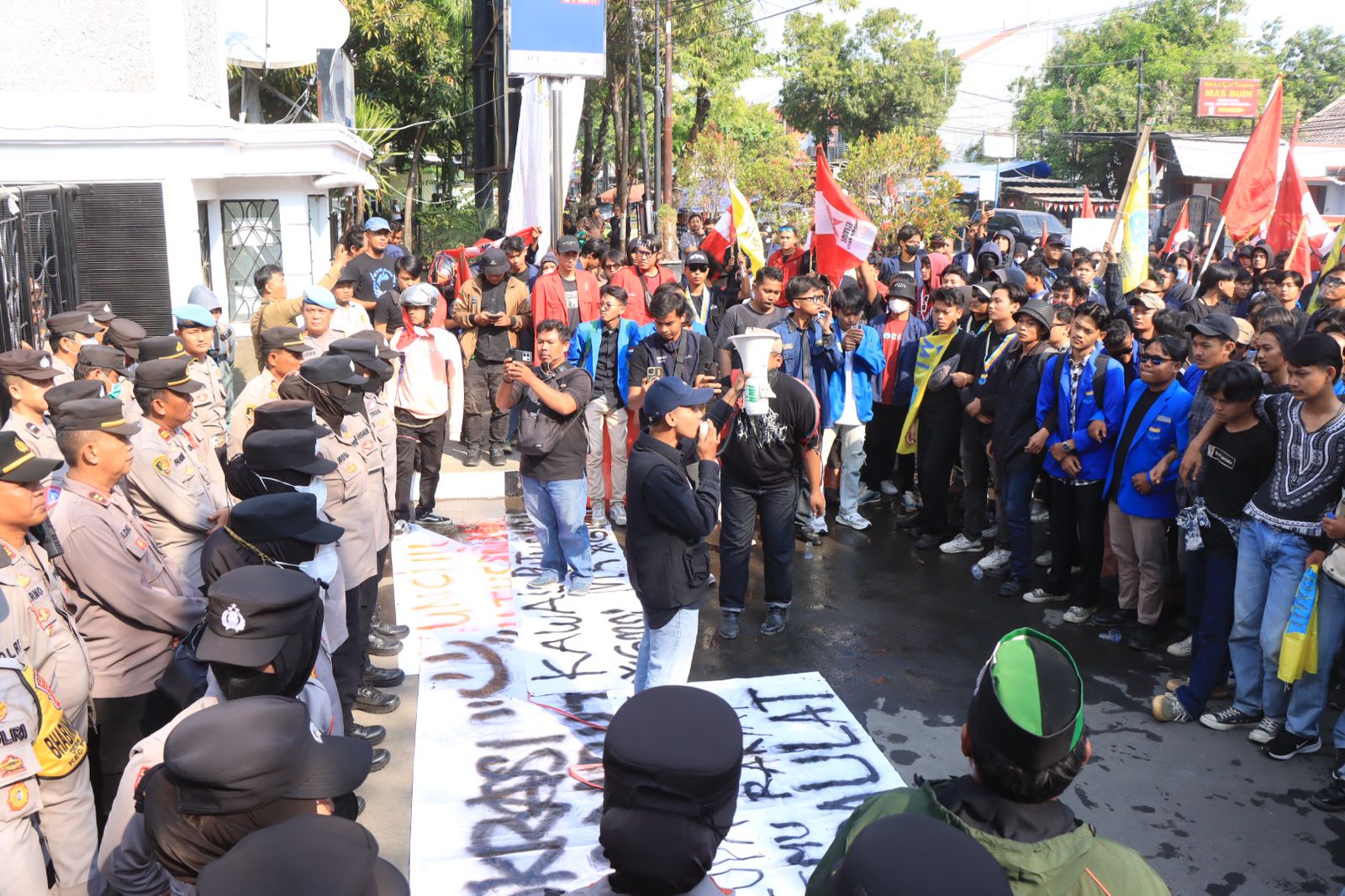 Kapolres Indramayu, AKBP Ari Setyawan Wibowo : Aksi Unjuk Rasa Mahasiswa Yang Tergabung Dalam Cipayung Plus Berjalan Kondusif