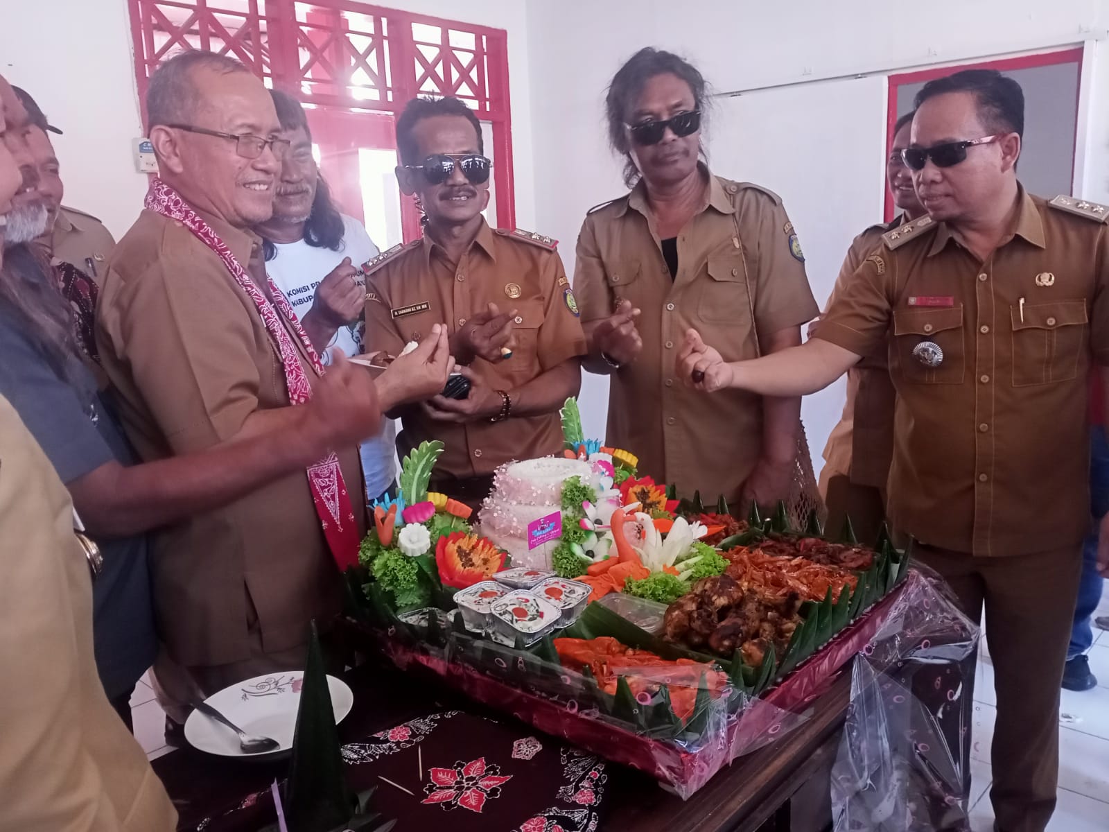 Ketua AKSI Indramayu .Penggutingan pita dalam rangka peresmian Gedung Sekertariat Aksi