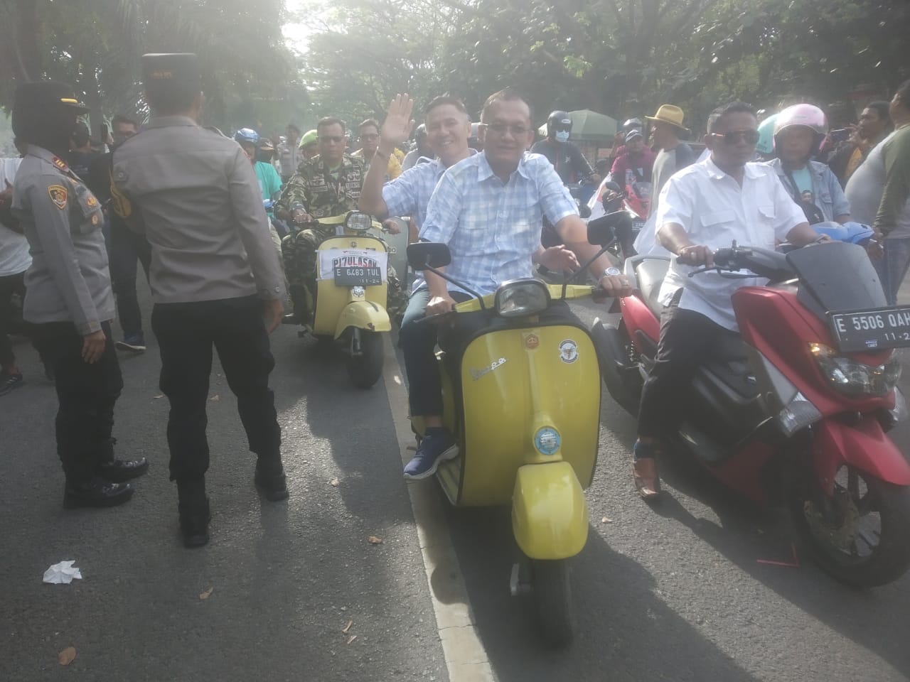 Paslon Cabup Cawabup Baher-Kasan Daftar ke KPU Di Iringi Ribuan Pendukung Konvoi Kendarai Vespa