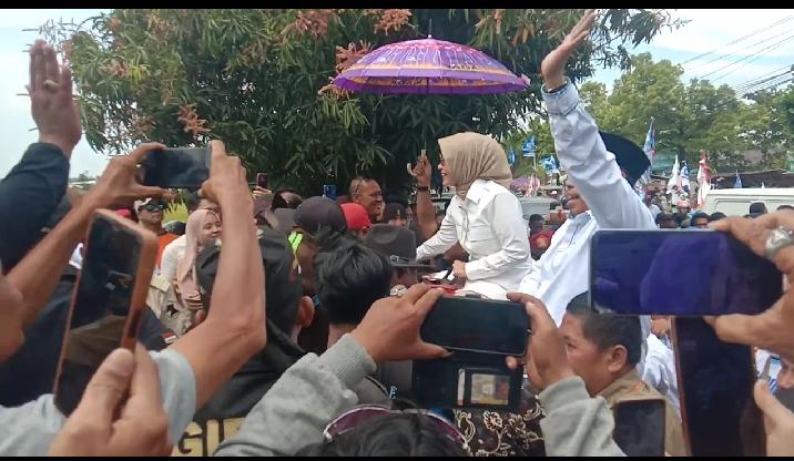 Ribuan Massa Kawal Paslon Wahyu Tjiptaningsih Dan Solichin Mendaftar Ke KPU Cirebon