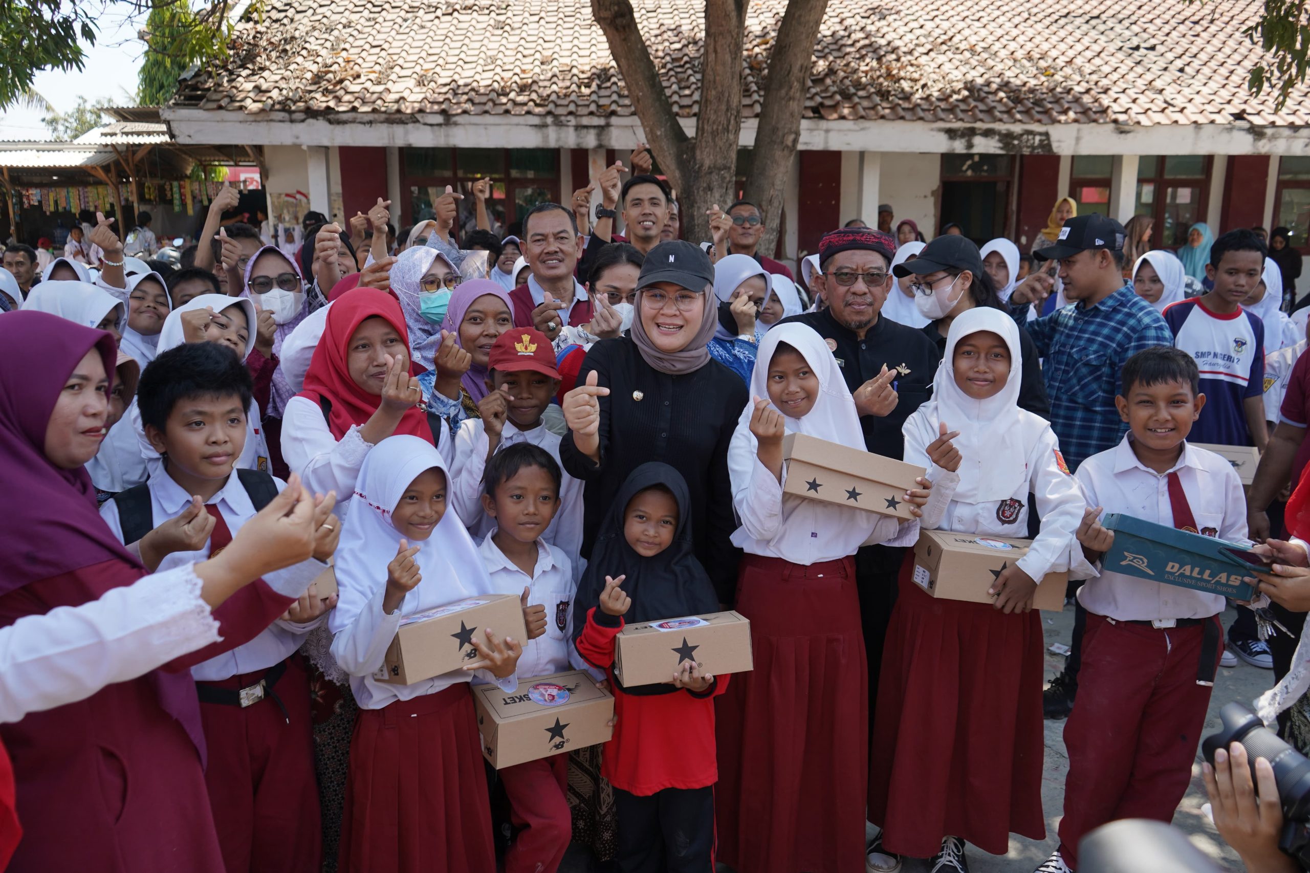 Siswa SDN Cinini Bahagia, Sekolahnya Dikunjungi Bupati Nina Agustina Untuk Segera Diperbaiki