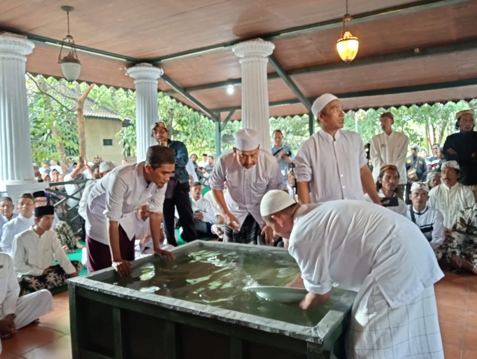 Tradisi Siraman Panjang di Keraton Kesepuhan Cirebon