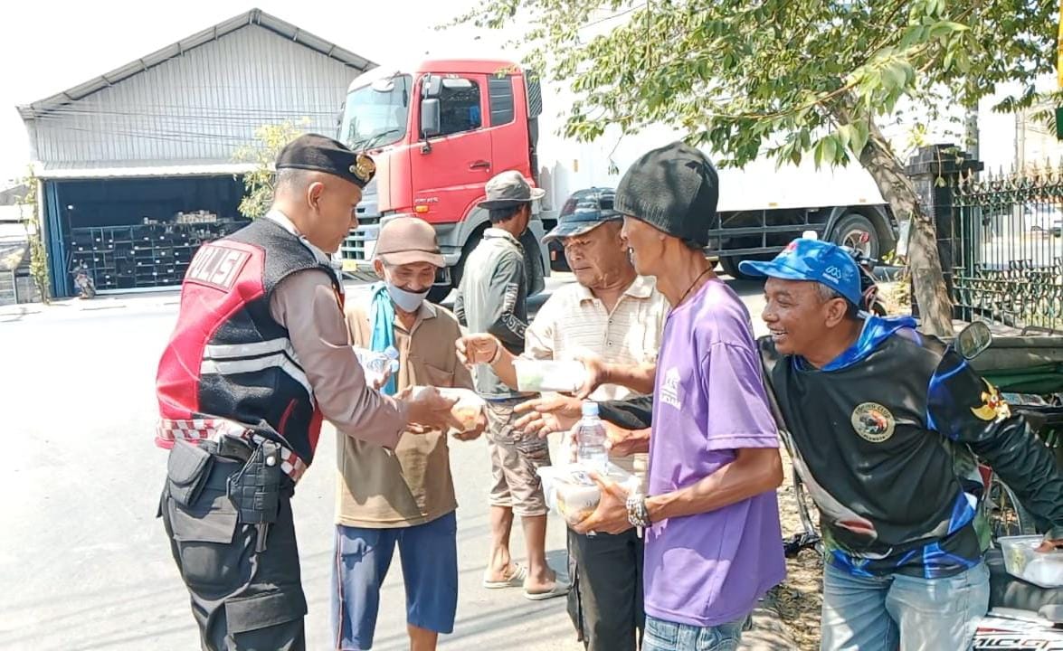 Polresta Cirebon Bagikan Makanan Sehat Gratis Kepada Masyarakat