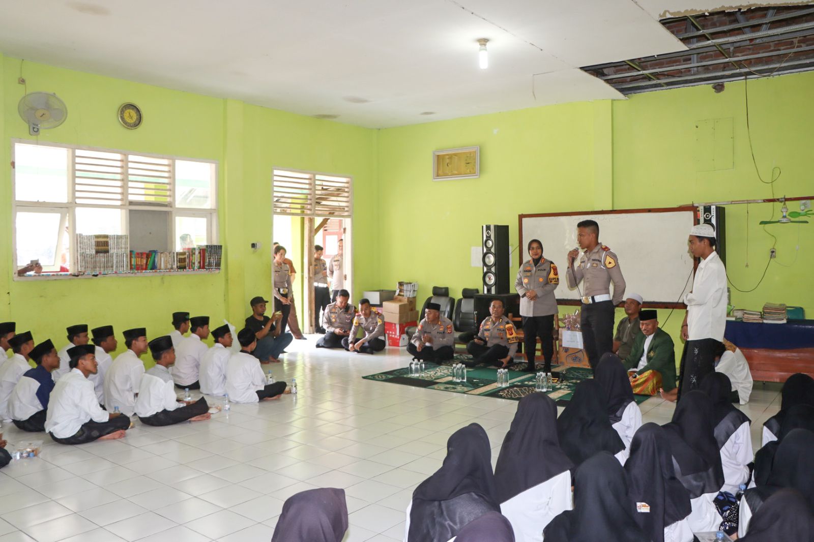 Polresta Cirebon Bagikan Ribuan Paket Makanan Sehat Gratis Kepada Santri