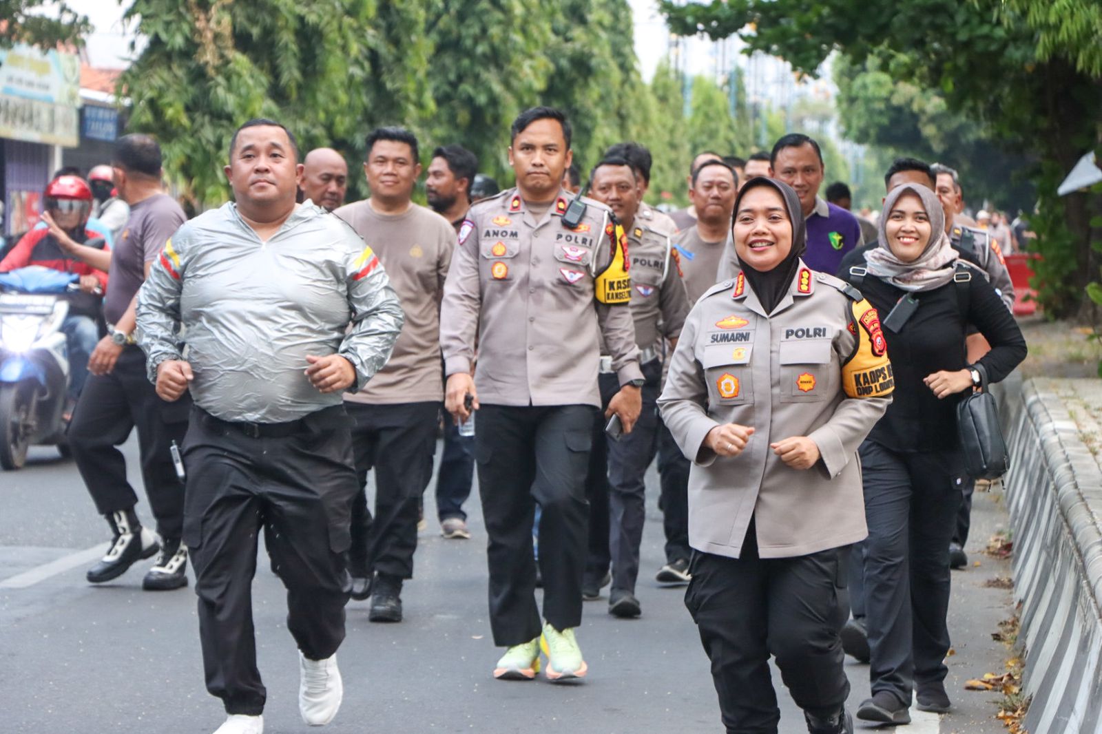 Polresta Cirebon Laksanakan Olahraga Sore Sambil Patroli Jalan Kaki.