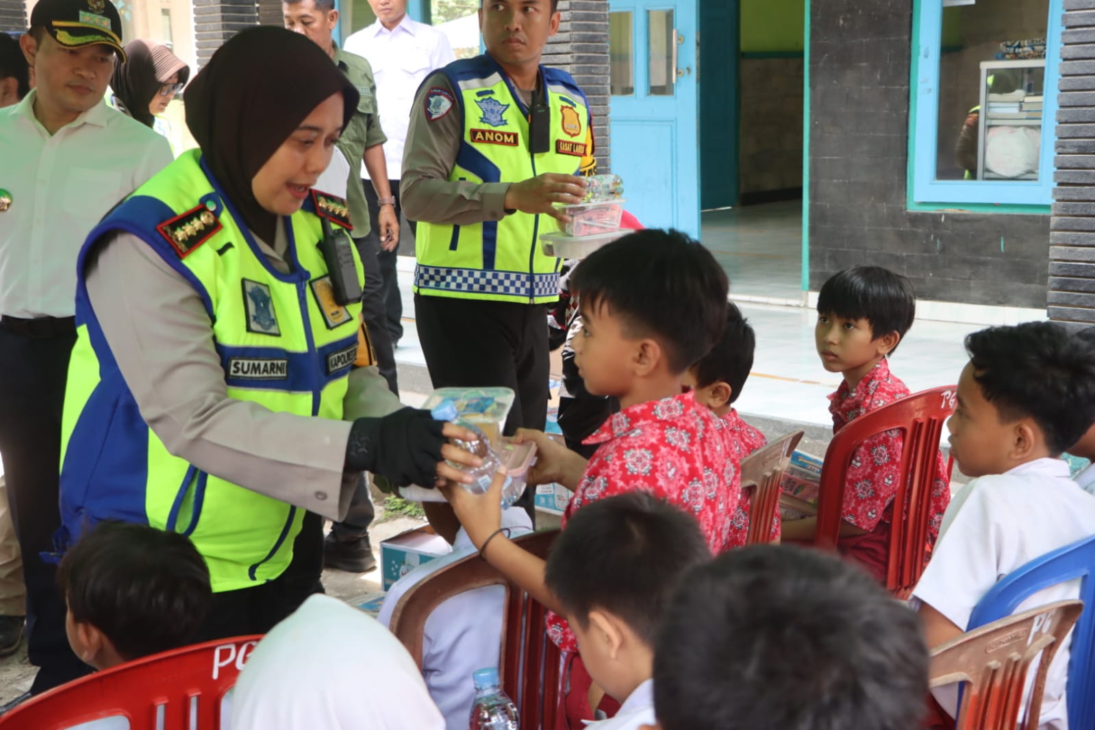 Sinergi Polresta Cirebon dan Pemkab Cirebon Gelar Program Makan Siang Gratis di SDN 3 Cipanas