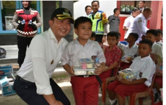 Pemkab Cirebon Bersama Polresta Cirebon Berikan Makanan Bergizi Gratis Di Sekolah Terpencil.