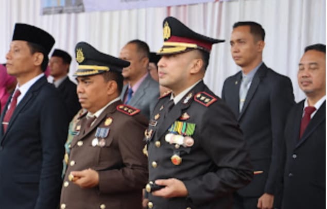 Kapolres Majalengka Hadiri Upacara Bendera Peringati Hari Pahlawan Ke-79 Bersama Forkopimda di Lapangan Apel Kecamatan Lemah Sugih.