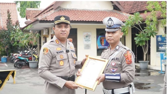 Polres Cirebon Kota Gelar Upacara Penerimaan Latja Siswa Diktukba Polri Gel.11 Tahun 2024 dan Pemberian Penghargaan Berprestasi.