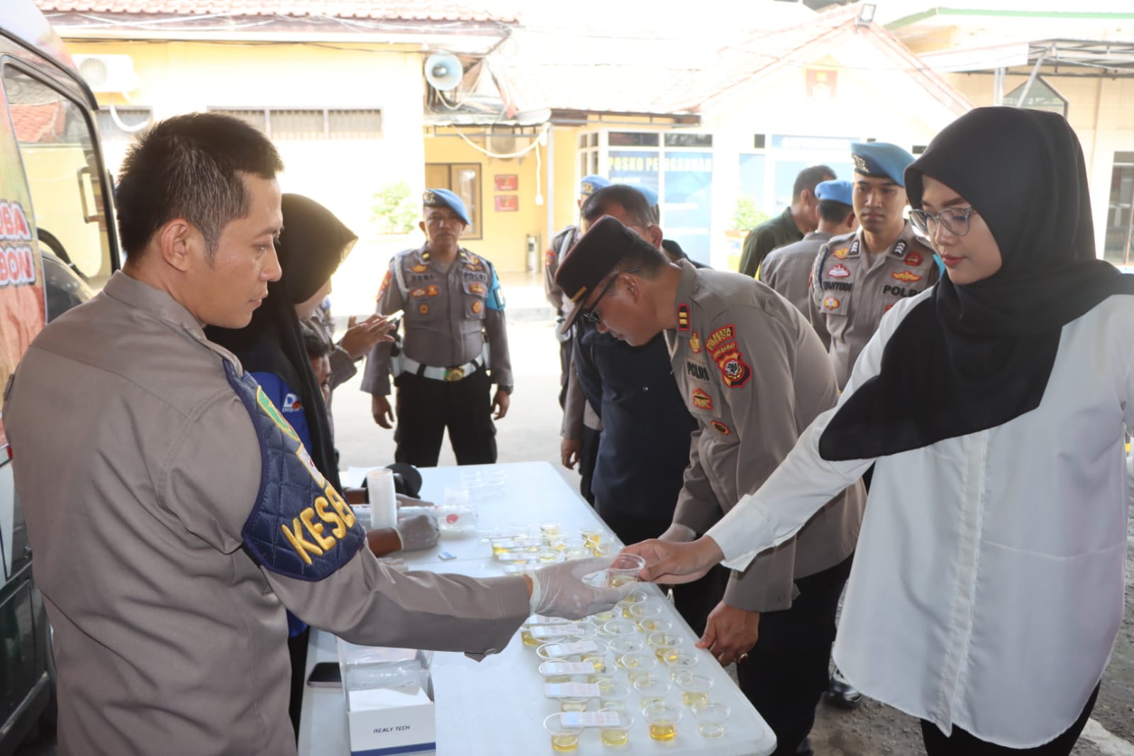 Puluhan Personel Satreskrim Polresta Cirebon Jalani Tes Urine