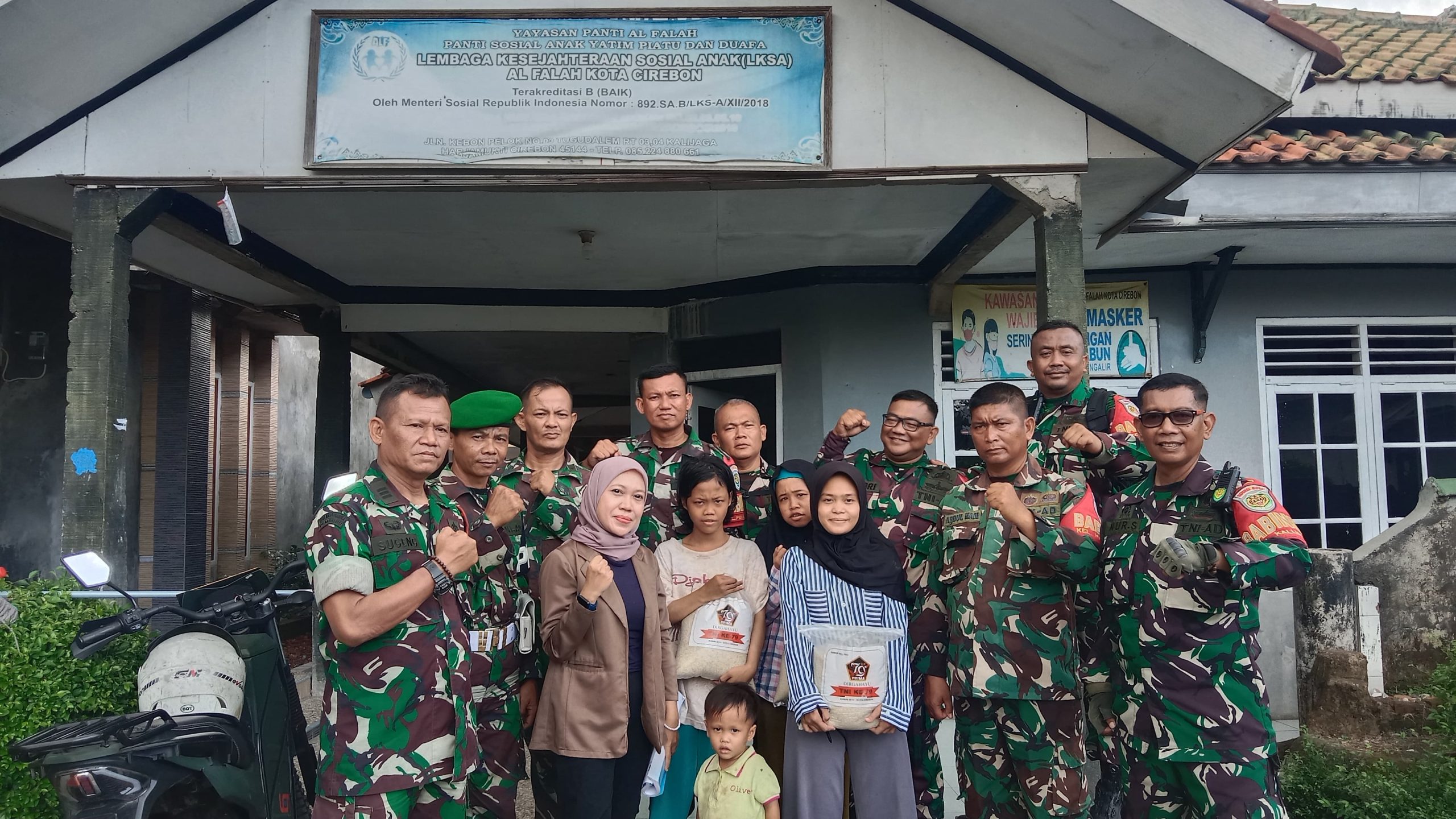 Peduli Anak-Anak Panti Asuhan, Kodim 0614/Kota Cirebon Kembali Bagikan Beras.