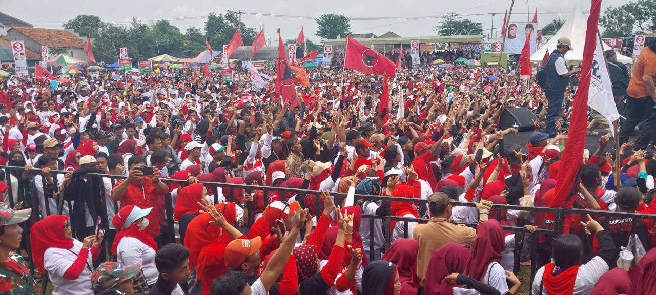 Puluhan Ribu Kerudung Merah Hadiri Kampanye Akbar Indramayu Juara Nina-Tobroni, Dengan Yel-Yel Nomor Urut Tiga Menang