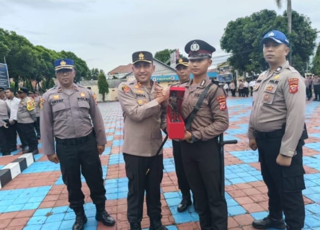 Kapolres Majalengka Berikan Cinderamata Berakhirnya Masa Latja Siswa Diktuk Bintara polri.