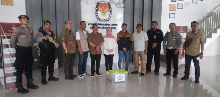 KPUD Kabupaten Cirebon Kawal Kotak Hasil Pleno  Rekap Suara Pilkada 2024  ke- Tingkat Provinsi