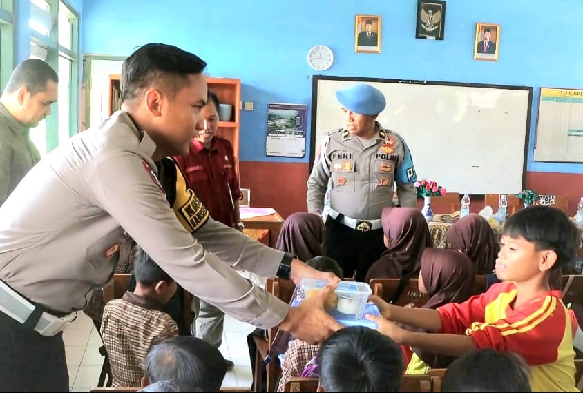 Polresta Cirebon Berikan Makan Bergizi Gratis Kepada Siswa Sekolah