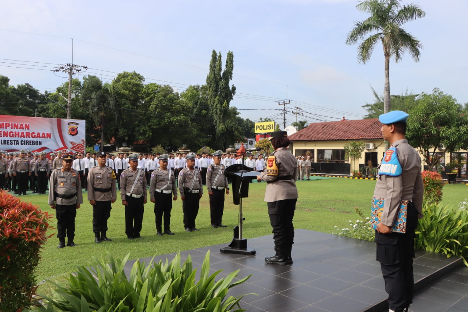 Kapolresta Cirebon Pimpin Apel Jam Pimpinan dan Pemberian Penghargaan Kepada Personil Berprestasi