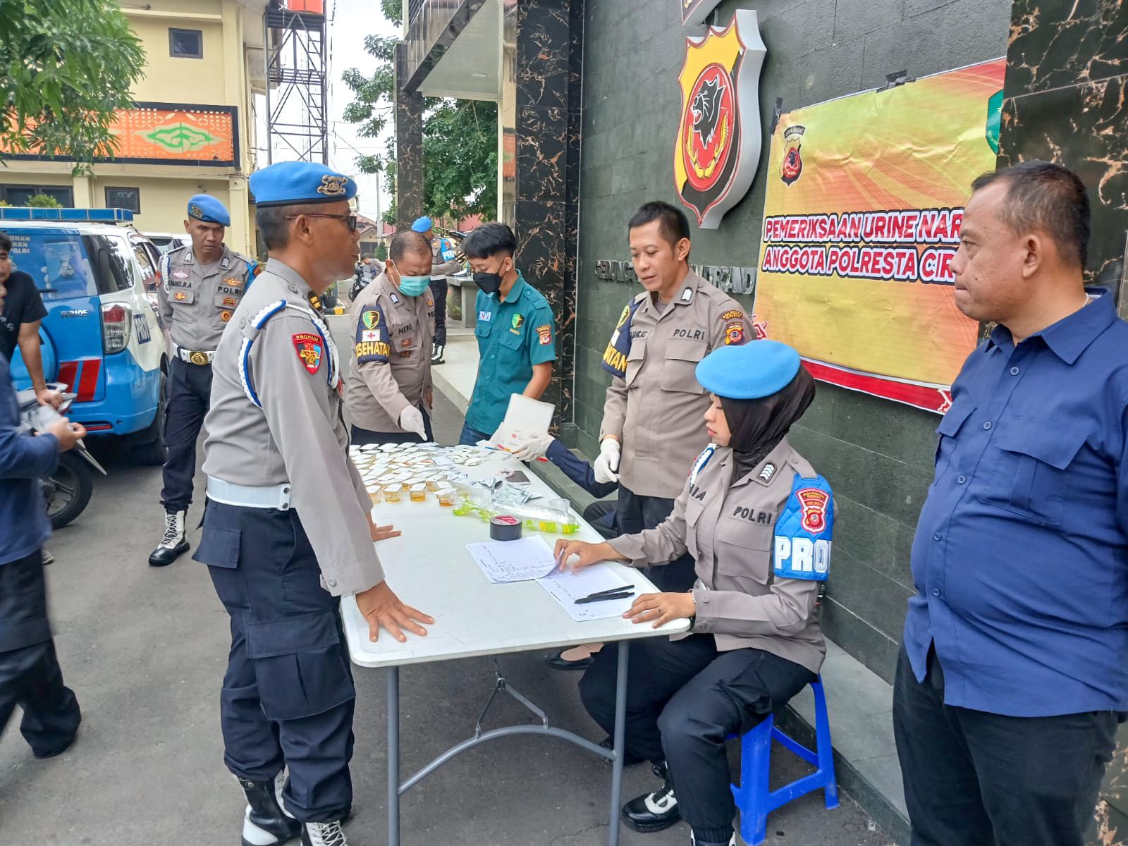 Polresta Cirebon Gelar Tes Urine Terhadap Personel Satuan Lalu Lintas Guna Cegah penyalahgunaan Narkoba