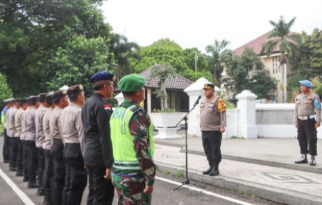 Wakapolresta Cirebon Pimpin Pengamanan Aksi Unras Buruh ke Kantor Bupati Cirebon