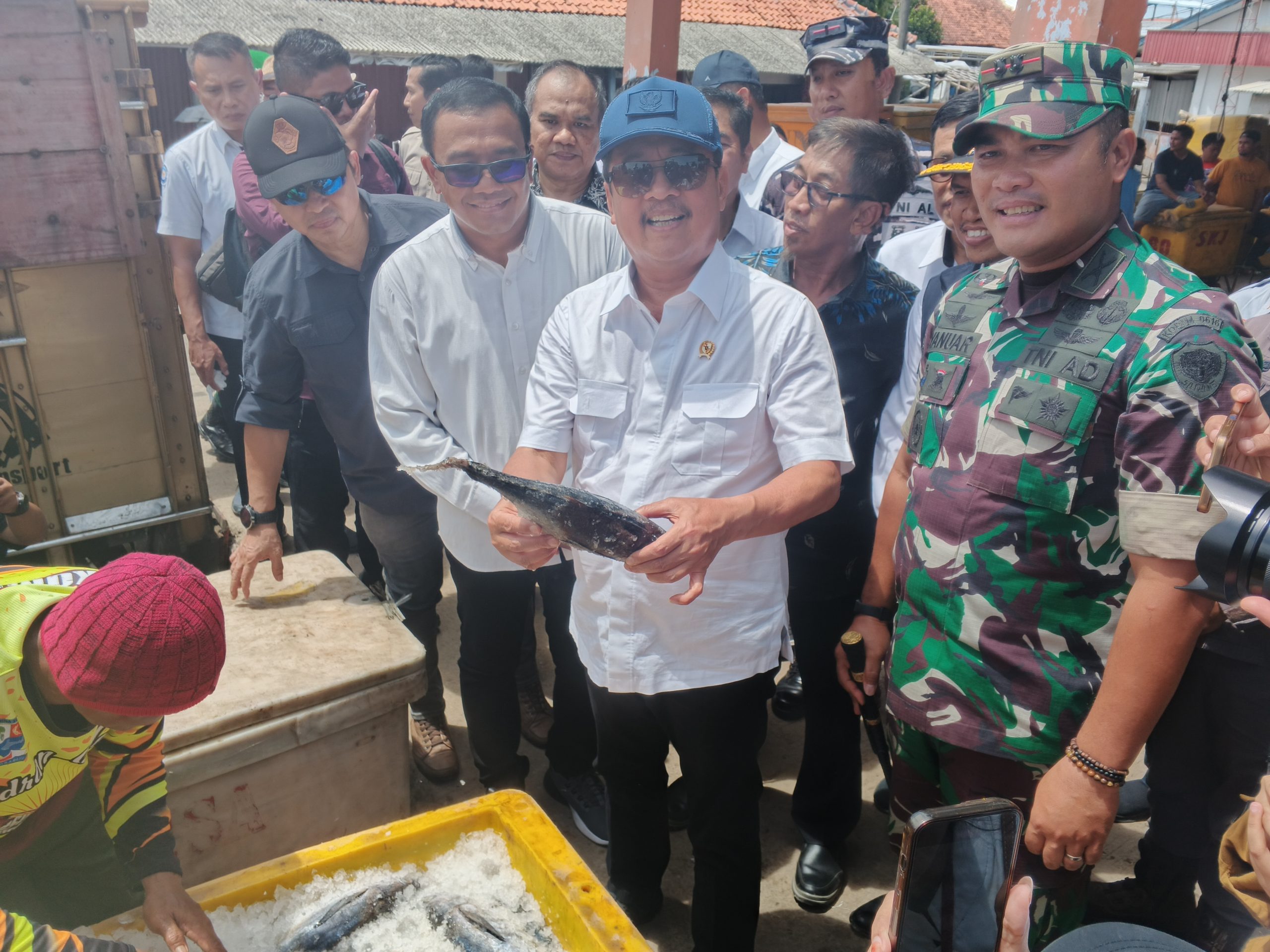 Menteri Kelautan dan Perikanan Kunjungi TPI dan Cold Storage Karangsong, Pastikan Pasokan Ikan Cukup Menjelang Nataru dan Lebaran 2025