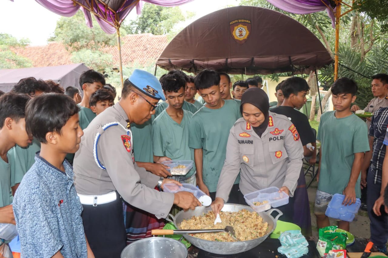 Kapolresta Cirebon Berikan Pelatihan Ekonomi Kreatif Membuat Nasi Goreng Untuk ABH