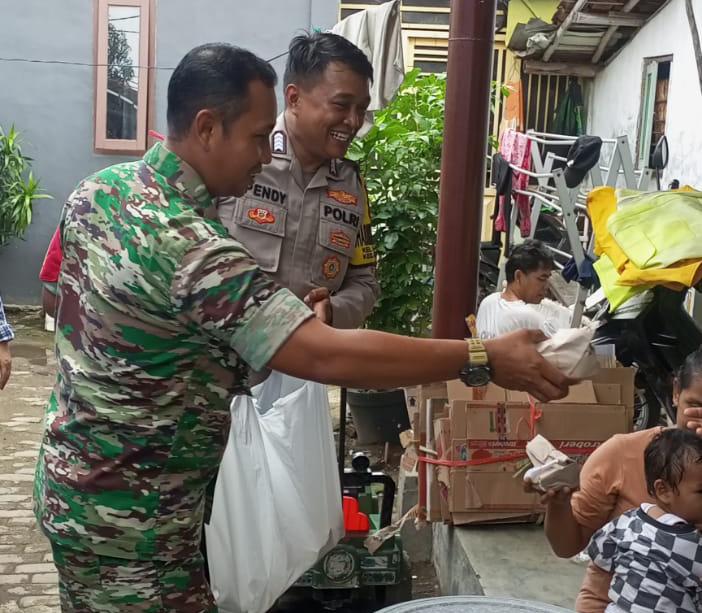 Babinsa dan Bhabinkamtibmas Bersinergi Bagikan Paket Nasi
