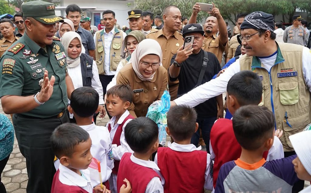 Mensos dan Bupati Nina Agustina Resmikan Lumbung Sosial Kandanghaur