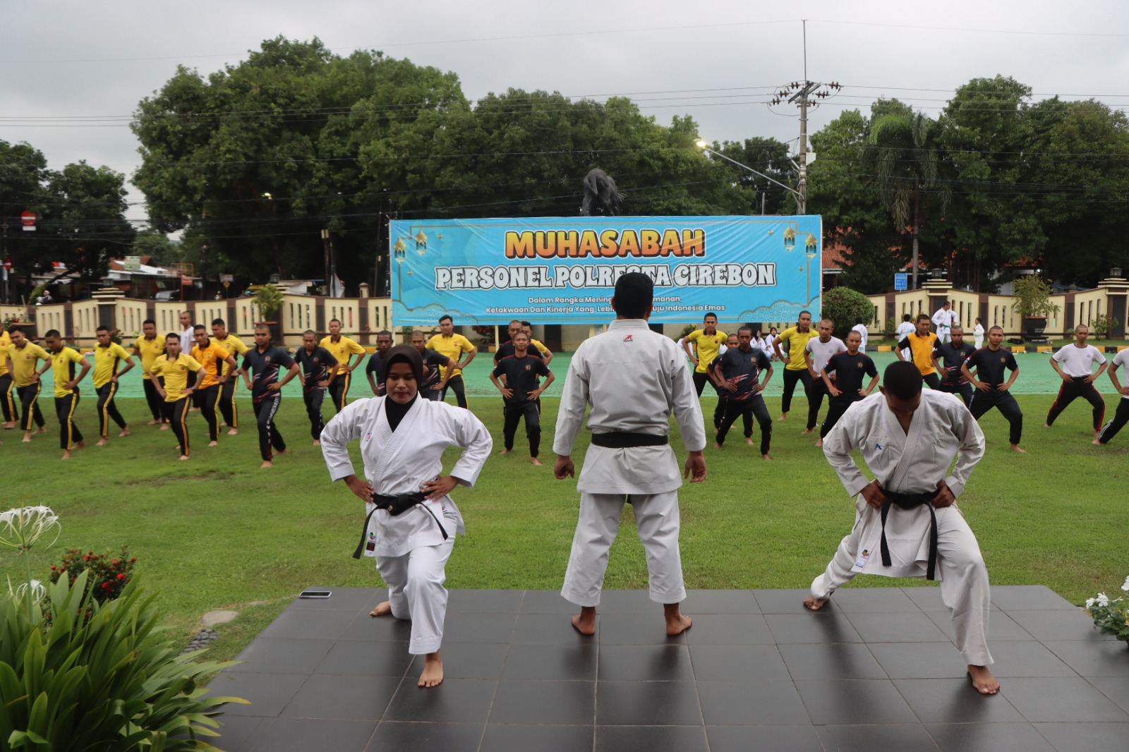 Personel Dalmas Polresta Cirebon Gelar Latihan Bela Diri Karate untuk Tingkatkan Kemampuan