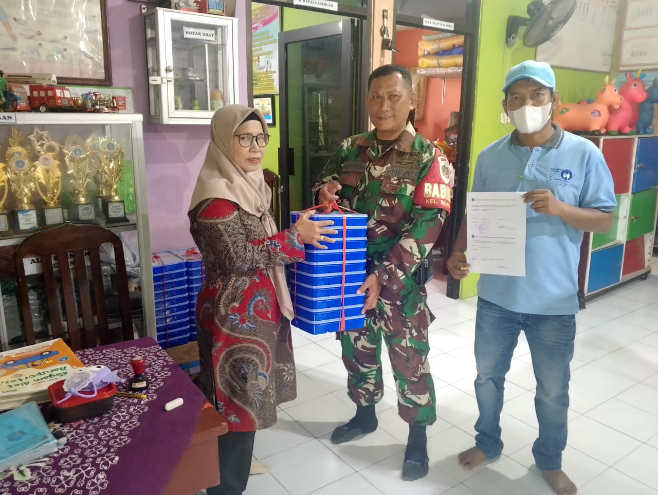 Dukung Program Makan Bergizi, Babinsa Sunyaragi Monitoring Makan Bergizi Untuk Anak Sekolah.