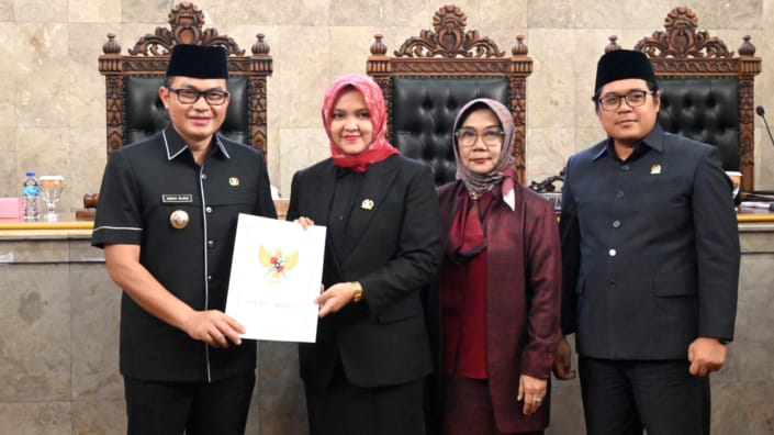 Hadiri Paripurna, Pj Bupati Cirebon Sampaikan Urgensi Raperda KTR dan Kependudukan