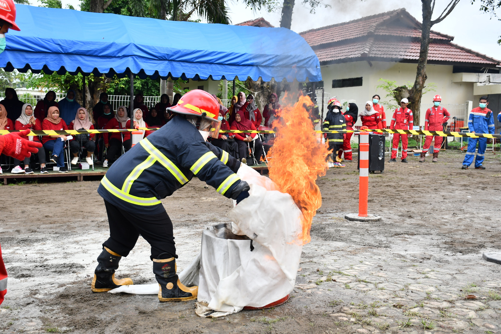 Kilang Balongan,Lakukan Antisipasi Kebakaran Warga Beserta Istri Perwira