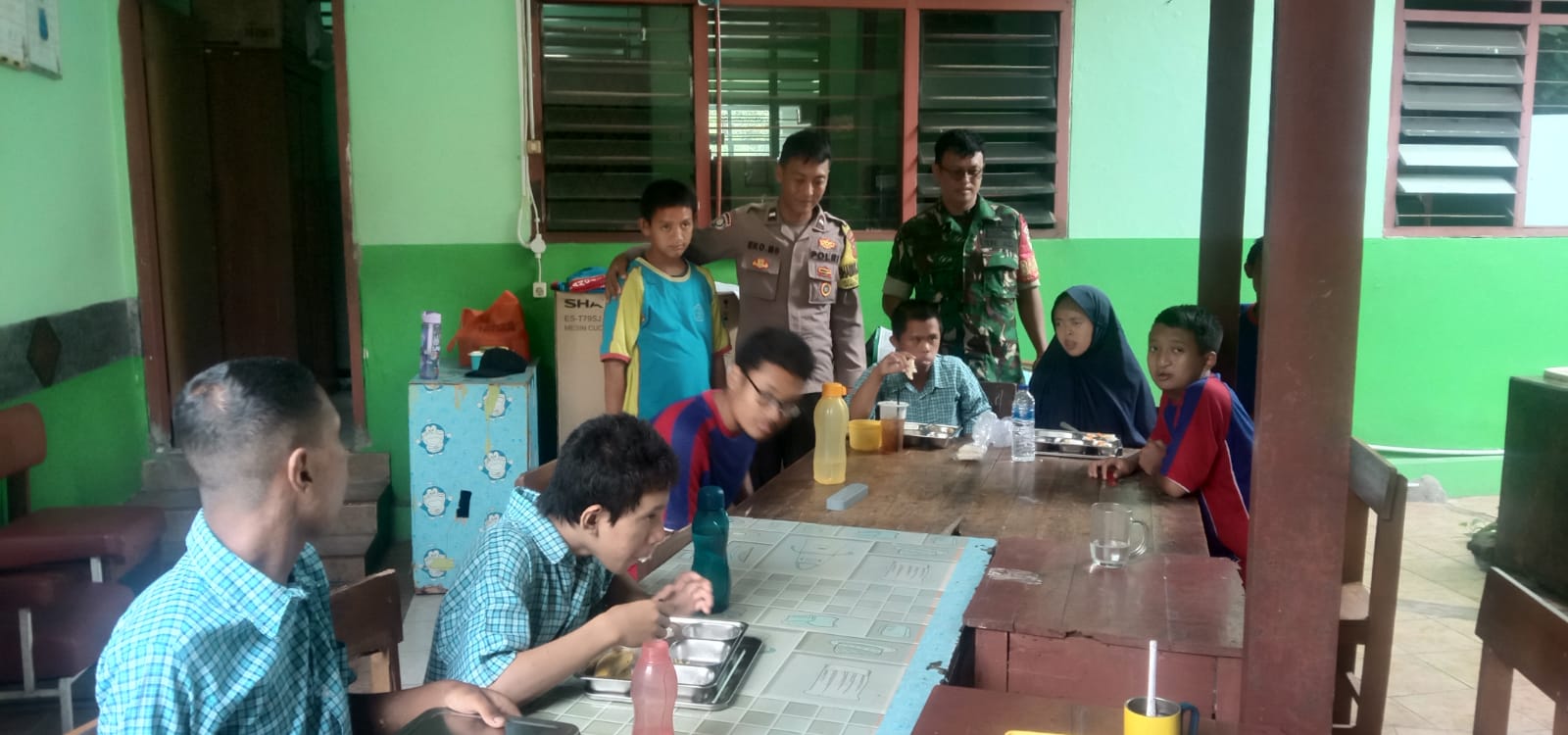Sinergitas Babinsa dan Bhabinkamtibmas Laksanakan Monitoring Program Makan Bergizi Untuk Anak Sekolah