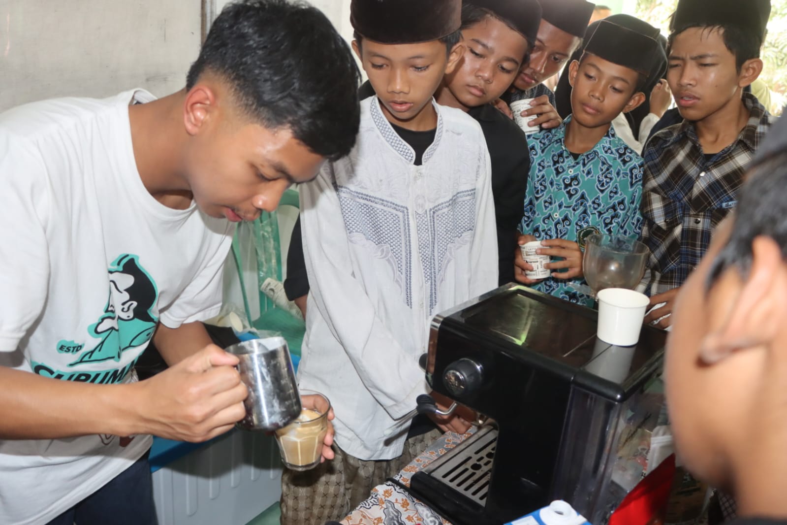 Polresta Cirebon Berikan Pelatihan Ekonomi Kreatif “Pelatihan Barista” Kepada Santri Ponpes Al Jauhariyyah
