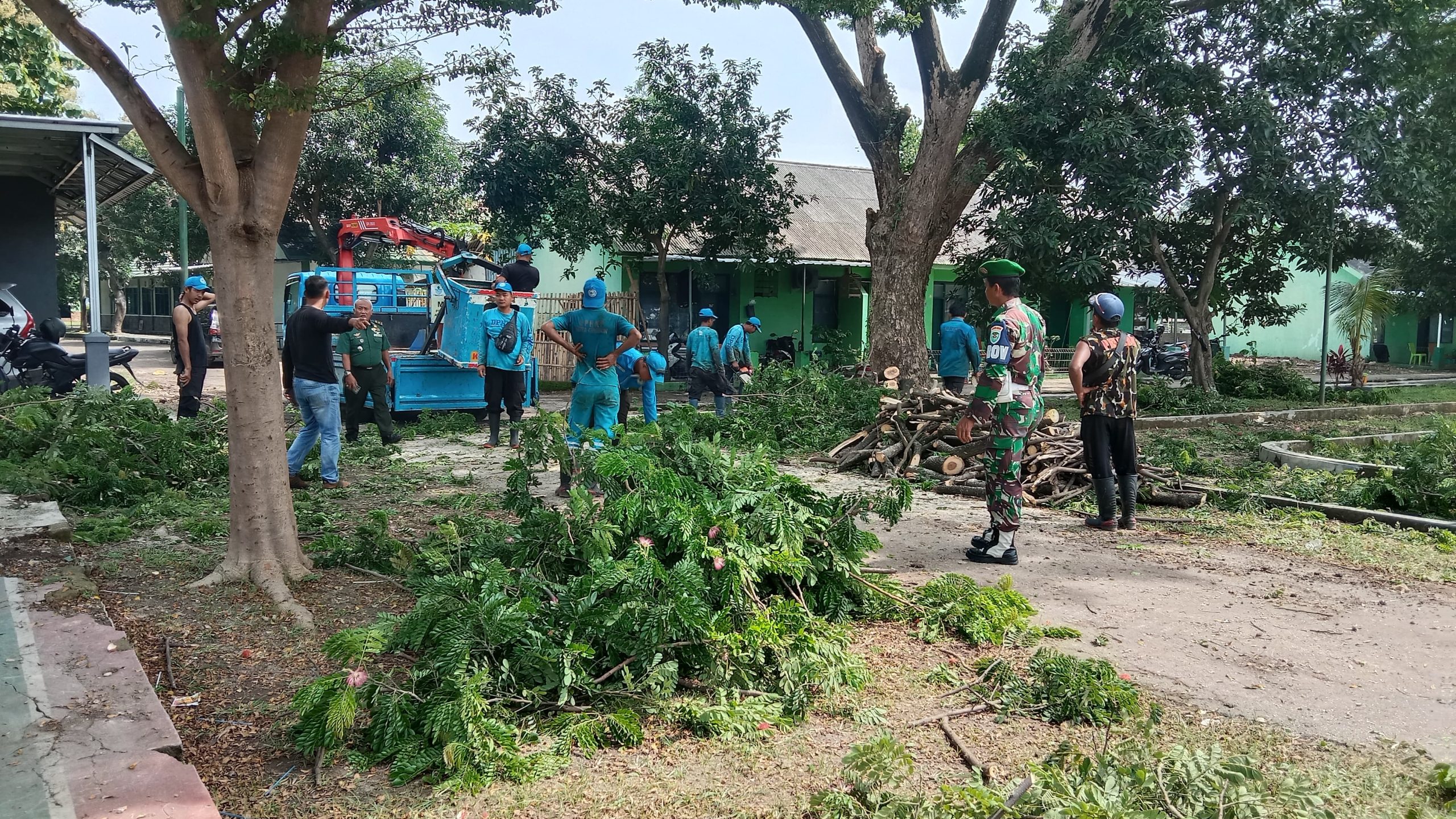 Cegah Pohon Tumbang dan Penyakit DBD, Kodim 0614 Laksanakan Penebangan Pohon dan Fogging di Asrama