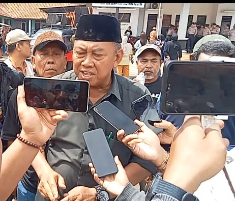 Di Duga Memalsukan Tanda Tangan Dan Korupsi 800 Juta, Warga Desa Wanasaba Kidul Tuntut BPD Musdes Berhentikan Kades Dan Sekdes.