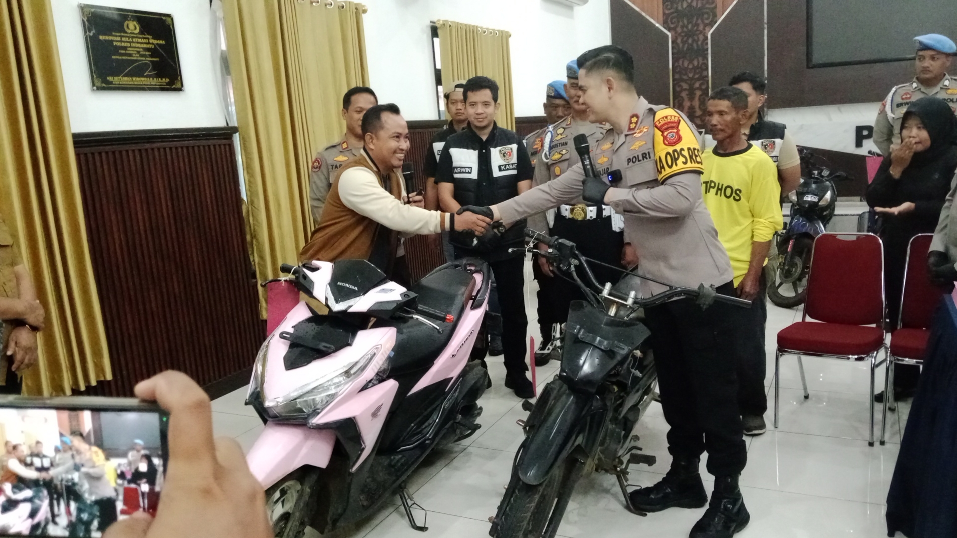 Kisah Haru di Polres Indramayu, Warga Indramayu Lega Motor Yang Hilang Telah Kembali